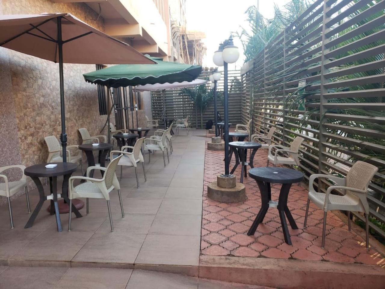 אואגדוגו Hotel Les Fleurettes מראה חיצוני תמונה
