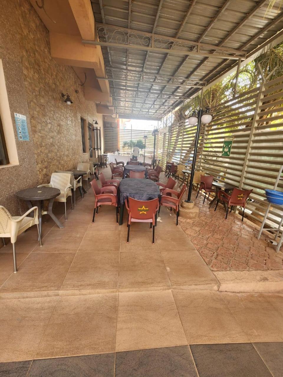 אואגדוגו Hotel Les Fleurettes מראה חיצוני תמונה