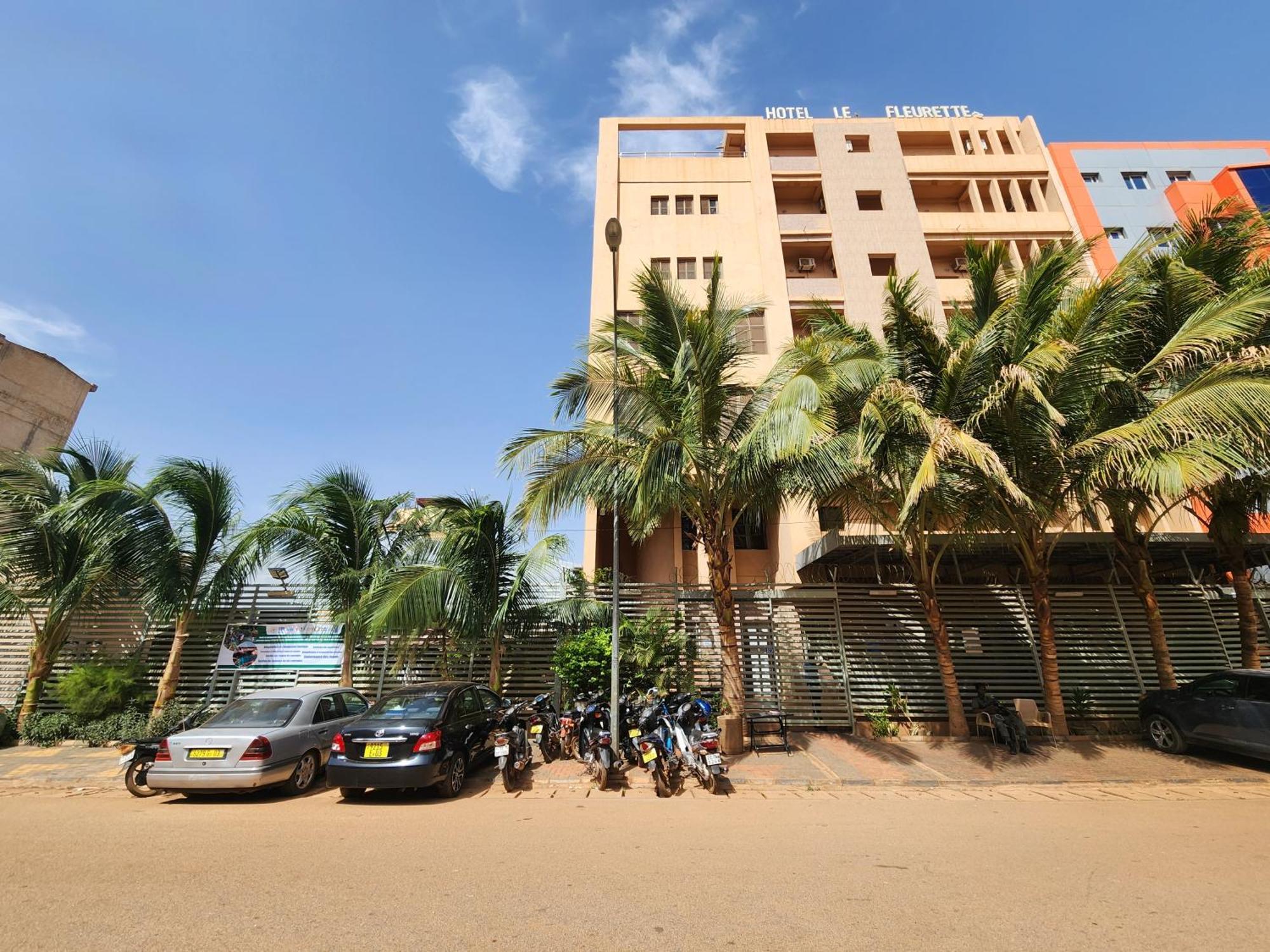 אואגדוגו Hotel Les Fleurettes מראה חיצוני תמונה